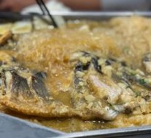 Stir-fried Garlic Rice Noodles with Grilled Fish
