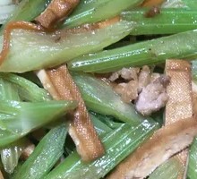 Stir-fried Celery with Fried Tofu Sheets