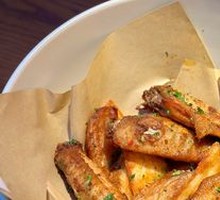 Sweet Garlic Chicken Wings with Fries