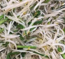 Stir-fried leek with bean sprouts