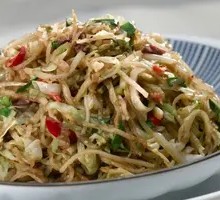 Green Pepper Beef Stir-Fried Noodles