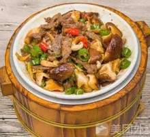 Celery Tofu Skin and Pork Rice in Wooden Bucket