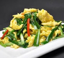 Stir-fried eggs with chives