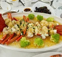 Garlic Fried Rice Noodles with Small Lobster