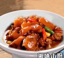 Spicy Pig Trotter in Clay Pot