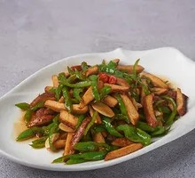 Stir-fried green pepper with fried tofu