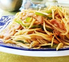 Bamboo Shoots Stir-Fried with Green Pepper and Shredded Pork