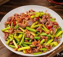 Stir-fried Chicken Offal with Garlic Shoots