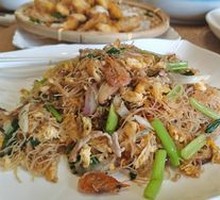 Stir-Fried Rice Noodles with Seafood