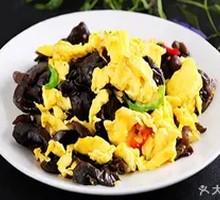 Stir-fried eggs with wood ear mushrooms
