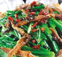 Filleted Catfish Stir-fried with Mustard Greens