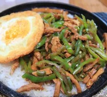 Green Pepper and Pork Stir-fry Rice in Clay Pot