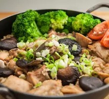 Chicken and Mushroom Rice Noodle Pot