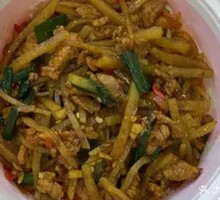 Shredded potato stir-fried with meat