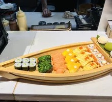 Happy Bourgeois Sushi Boat