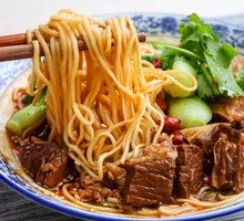 Car Cart Noodles with Beef and Seafood Sauce