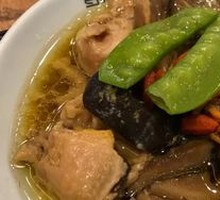 Braised Chicken Rice with Dried Mushrooms and Wood Ear Fungus