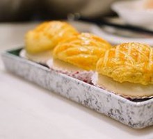 Crispy Pastry Pineapple Bun with Water Milk