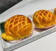 Crispy Pastry Pineapple Bun with Water Milk