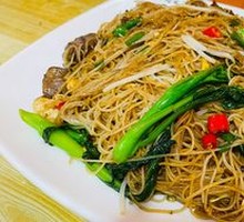 Stir-Fried Beef with Rice Noodles