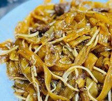 Guangzhou-style Beef and Rice Noodles Stir-Fry