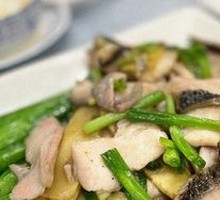 Scallion and Ginger Stir-fried Raw Fish Slices