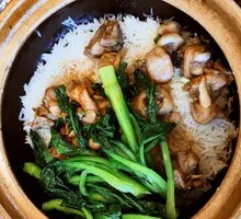 Braised Chicken with Mushrooms in Clay Pot Rice