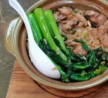 Braised Chicken with Mushrooms in Clay Pot Rice