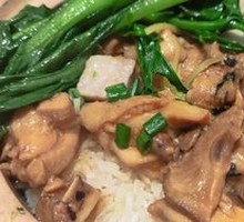 Braised Chicken with Mushrooms in Clay Pot Rice