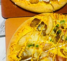 Golden Salted Egg Yolk Chicken Pizza