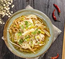 Pickled mustard greens with pork stir-fry noodles