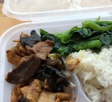 Braised Chicken Thigh with Dried Mushrooms and Wood Ear Fungus