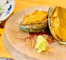 Steamed Live Abalone with Seafood