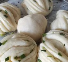 Flower-shaped steamed bun