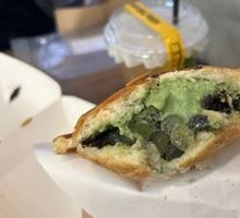 Matcha Crunch Ice Bun