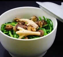 Bok Choy and Dried Mushroom Stewed Chicken Feet