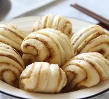 Flower-shaped steamed bun