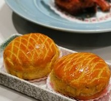 Crispy Pastry Pineapple Bun with Water Milk