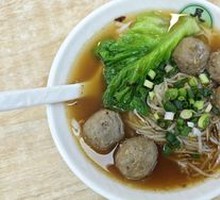 Beef tendon meatball soup with rice noodles