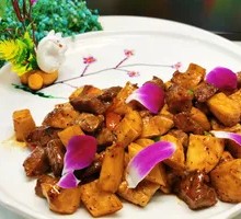 Stir-Fried Beef Cubes with King Oyster Mushrooms