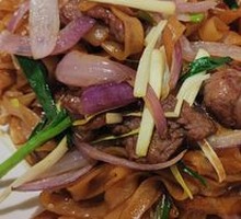 Classic Stir-Fried Beef Rice Noodles