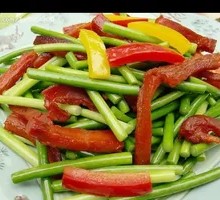 Stir-fried Pork Shreds with Garlic Hearts