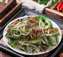 Stir-fried celery, bean sprouts with pork