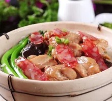 Braised Chicken with Mushrooms in Clay Pot Rice