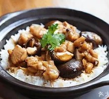 Braised Chicken with Mushrooms in Clay Pot Rice