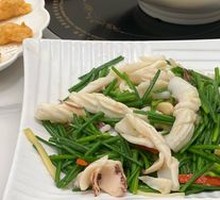 Stir-fried Fresh Squid with Leek Flowers