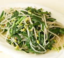 Stir-fried leek with bean sprouts