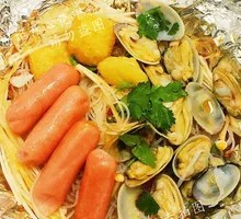 Aluminum Foil Crispy Sausage and Clam Noodles
