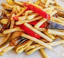 Stir-fried Black-skinned Termitomyces with Peanut Sprouts
