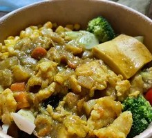 Thai Low-Calorie Yellow Curry Chicken Grain Bowl